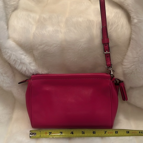🩷COACH HOT PINK MAKEUP💄BAG. Gently used as seen. Exceptional condition. 🩷 - Picture 5 of 11